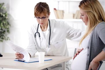 Pregnant patient talking with doctor